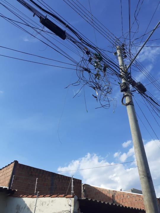 Foto 5 de 9 — Fios soltos causam preocupação com risco de acidentes em Araraquara